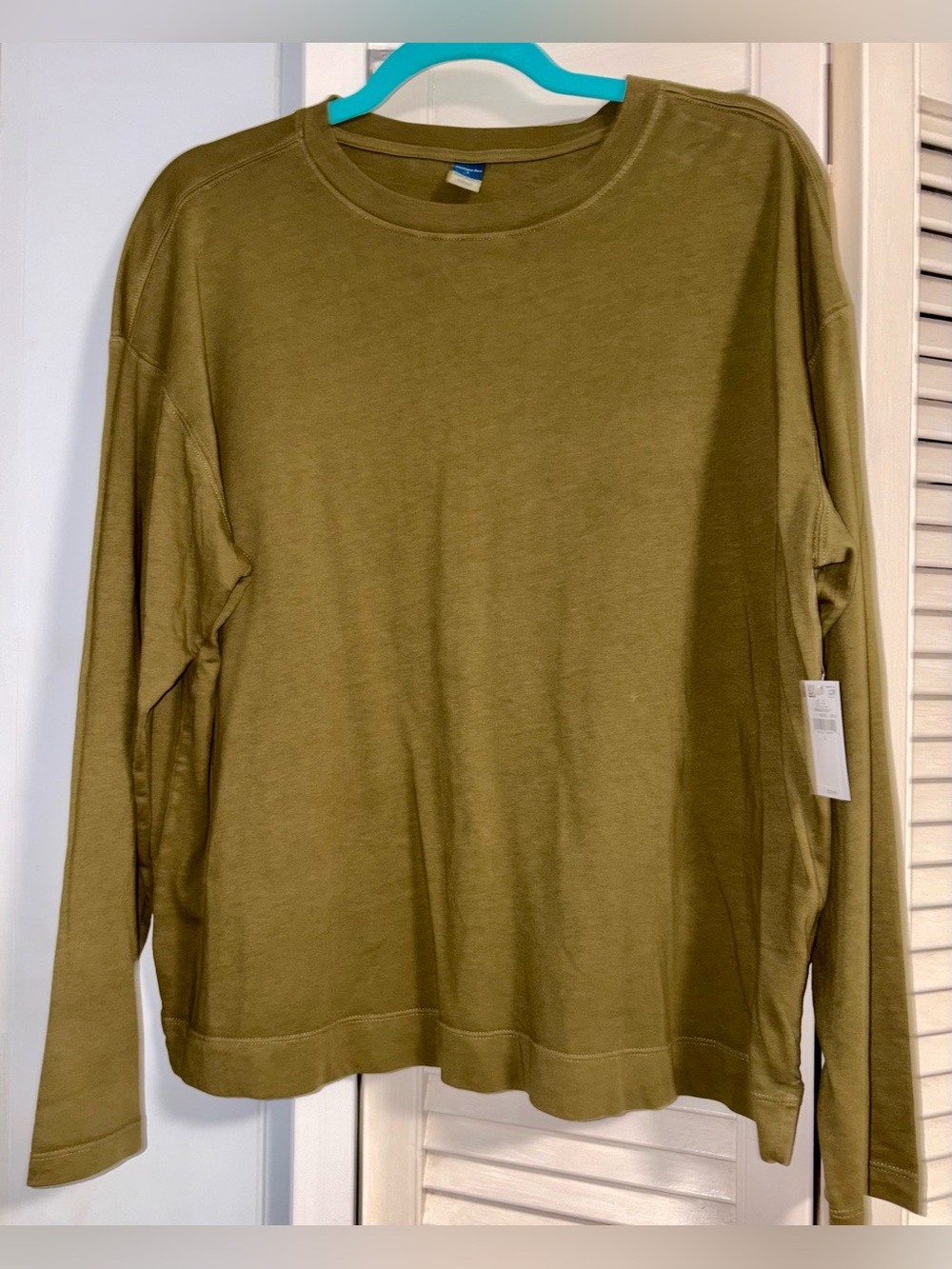 Old Navy Women's (avocado oil color) Long-Sleeve, slit sided, Crewneck Top, NWT